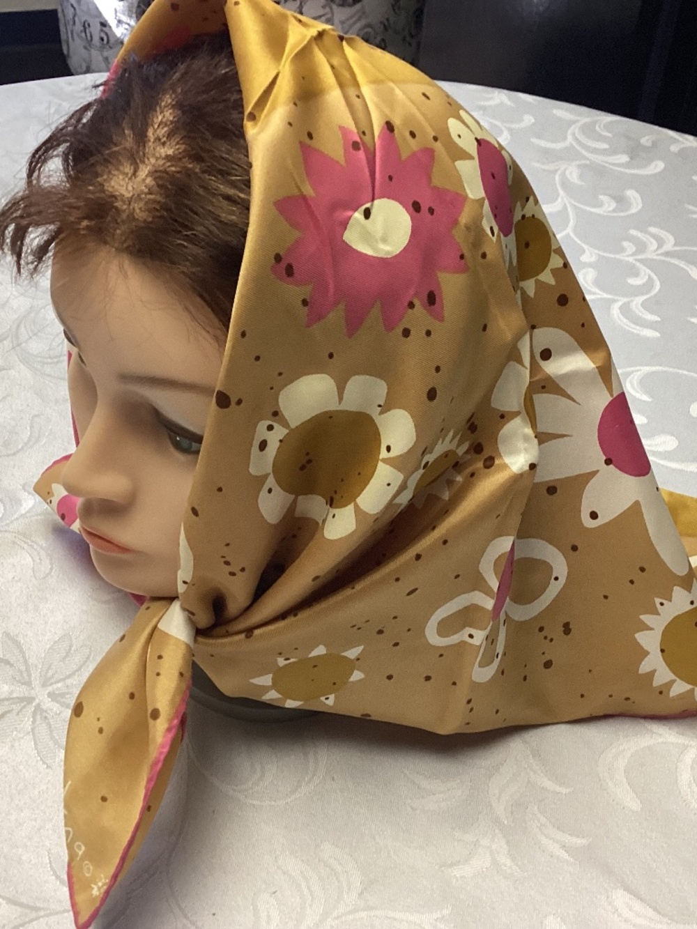 ERA NEUMAN. SCARF. MUST SEE THIS RARE ONE  VINTAGE 🌺🌺🌺🌺